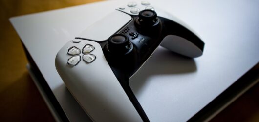PS5 vs Xbox Series X em 2026: qual console comprar no Brasil?