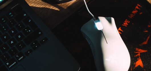 Mouse com fio vs sem fio em 2026: latência, bateria e qual vale mais a pena