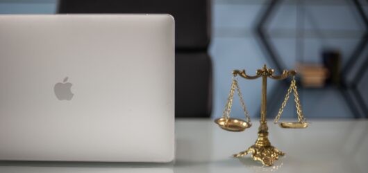 MacBook vs Notebook Gamer em 2026: Qual Vale Mais a Pena?