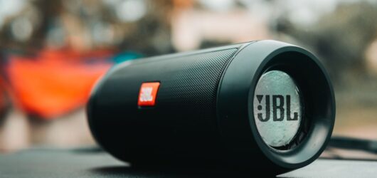 Melhor caixa de som Bluetooth custo-benefício: 4 modelos que valem a pena
